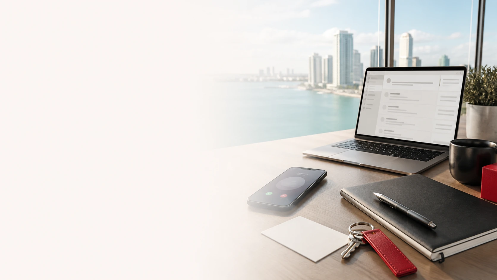 Escritorio de contacto de una agencia inmobiliaria en Miami con vista al agua