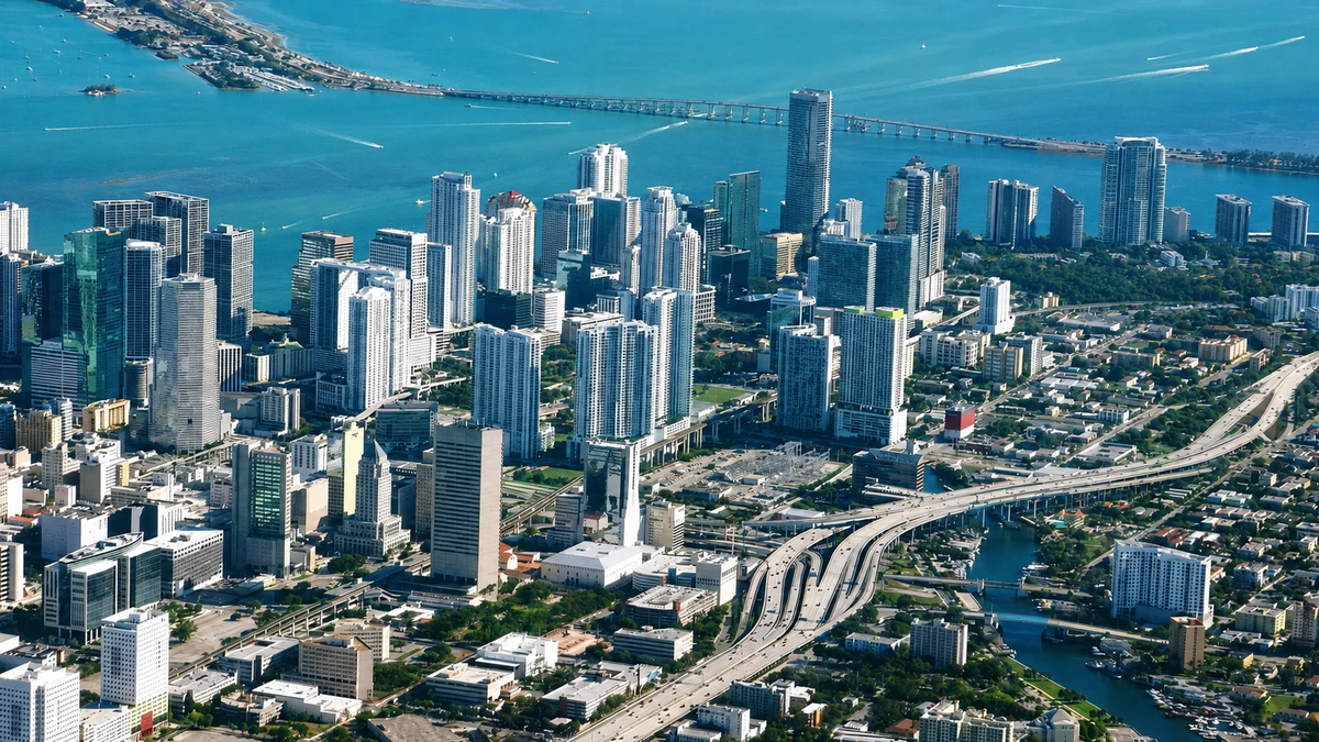 Vista aérea del centro de Miami, Brickell y la bahía de Biscayne